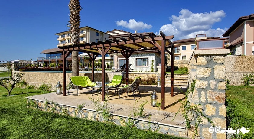 محوطه نشیمن در فضای سبز هتل